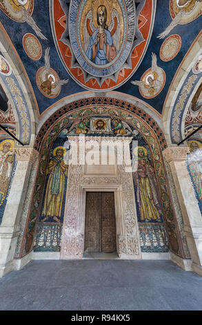 Bucarest, Romania - 8 dicembre: la porta ornamentali di Manastirea Antim (di tutti i santi del monastero Antim) è visto alla Strada Justitiei (Giustizia Street) l 8 dicembre 2018 a Bucarest, in Romania. Molte chiese sono sopravvissuti in città la distruzione del periodo Ceausescu. Foto Stock