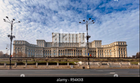 Bucarest, Romania - 8 dicembre: (nota del redattore: immagine è stata migliorate digitalmente.) La Palatul Parlamentului (Palazzo del Parlamento) è visto da Piata Constitutiei (Piazza della Costituzione) l 8 dicembre 2018 a Bucarest, in Romania. Il Palazzo del Parlamento è il secondo più grande edificio amministrativo del mondo dopo il Pentagono. Foto Stock