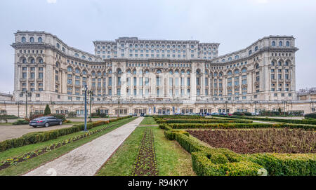 Bucarest, Romania - 9 dicembre: (nota del redattore: Immagine è una digitale [High Dynamic Range HDR] composito.) La Palatul Parlamentului (Palazzo del Parlamento) è visto dal suo giardino il 9 dicembre 2018 a Bucarest, in Romania. Il Palazzo del Parlamento è il secondo più grande edificio amministrativo del mondo dopo il Pentagono. Foto Stock