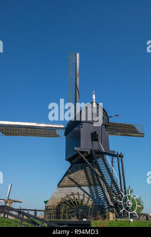 Famosi mulini a vento accanto a canali a Unesco World Sito di Kinderdijk, South Holland, Paesi Bassi Foto Stock