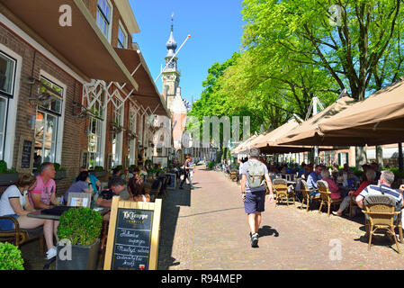 I turisti nello storico villaggio da cartolina di Veere una città di vacanze sulla Veerse Meer lago nella provincia di Zelanda, Holland, Paesi Bassi Foto Stock