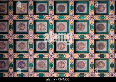 Intricata architettura cinese sul soffitto della porta della suprema armonia (Taihemen) Città proibita a Pechino, Cina Foto Stock