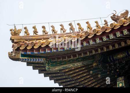 Imperial decorazioni sul tetto (tetto charms) su la sala della suprema armonia nella Città Proibita di Pechino, Cina Foto Stock