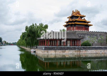 Torre angolare e il padiglione della Città Proibita (angolo nord-est) mostra riflessioni nel circostante tongzi river, Pechino, Cina Foto Stock