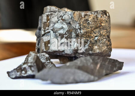 In prossimità di una selezione di piccoli minerale di manganese rocce su sfondo bianco Foto Stock