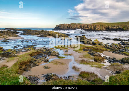 Thi è una spiaggia sulla costa di Antrim in Irlanda del Nord vicino a giganti Causway Foto Stock