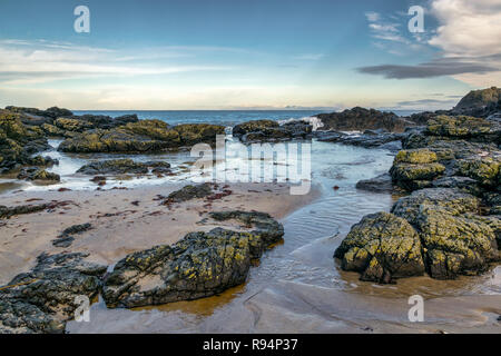 Si tratta di un pool di tidel sulla costa di Antrim in Irlanda del Nord Foto Stock