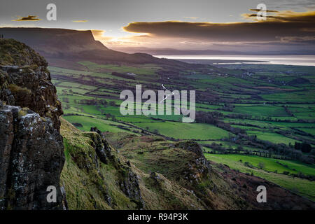 Questa è una foto di montagna Binevenagh in Irlanda del Nord al tramonto Foto Stock