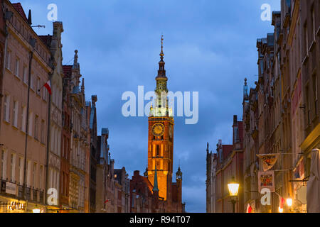 Dlugi Targ lungo Market street e il municipio, torre. Danzica Polonia Polonia Foto Stock