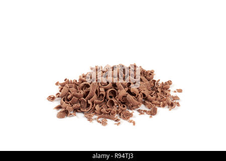 Il cioccolato grattugiato in un palo isolata su sfondo bianco. Foto Stock