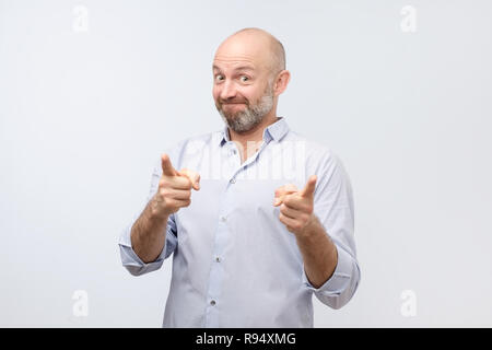 Ritratto di felice uomo maturo rivolti a voi Foto Stock