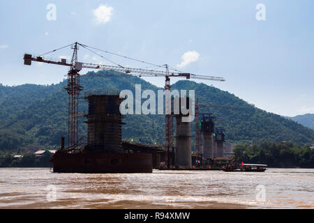 La costruzione cinese di un nuovo ponte ferroviario costruito in parte verso la Cina sopra il fiume Mekong visto nell'ottobre 2018. Luang Prabang, Laos, Asia Sudorientale Foto Stock