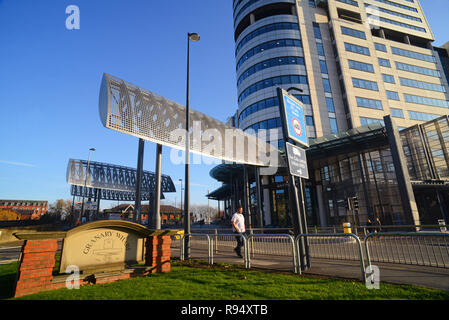 Ali gigante eretto per proteggere la circolazione dei pedoni e dei veicoli da pericolosi galleria del vento effetti causati dalle dimensioni di Bridgewater, luogo di costruzione Leeds REGNO UNITO Foto Stock