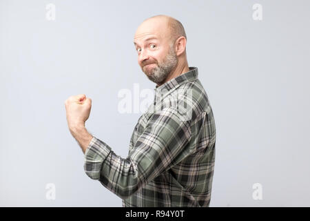 Felice successo europeo giovane imprenditore pugno mostrando Foto Stock