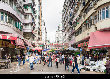 Mercato locale scena di strada lungo Pei Ho St, Sham Shui Po, Kowloon, Hong Kong Foto Stock