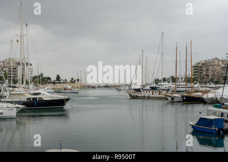 La pesca barche e yacht sono sempre state un attrazione dimostrando di essere molto fotogenica e sempre pronti a porre durante il mio soggiorno invernale al Pireo Foto Stock