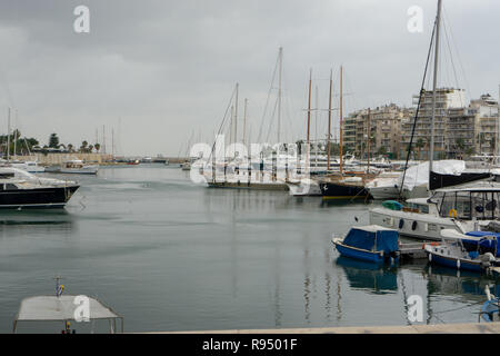 La pesca barche e yacht sono sempre state un attrazione dimostrando di essere molto fotogenica e sempre pronti a porre durante il mio soggiorno invernale al Pireo Foto Stock