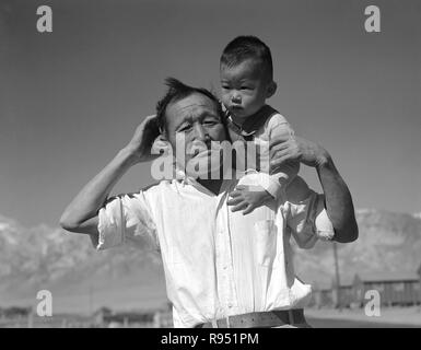 Manzanar Relocation Center, Manzanar, California, 2 luglio 1942. Nonno e nipote di ascendenza giapponese presso la War Relocation Authority Center.Fotografia di Dorothea Lange (1895-1965). Foto Stock