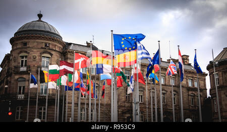 Strasburgo, Francia - 28 dicembre 2017: Set di bandiere europee vicino alla National stazione ferroviaria nel centro della città in un giorno di inverno Foto Stock