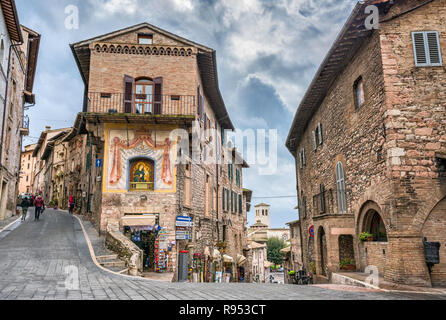 Via Fontebella sulla sinistra, piaggia di Porta S.Pietro a destra, presepe di edificio, Duomo di San Rufino in distanza, Assisi, Umbria, Italia Foto Stock