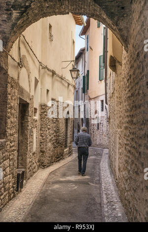 Via della Trattoria, il passaggio nel centro storico di Spoleto, umbria, Italia Foto Stock