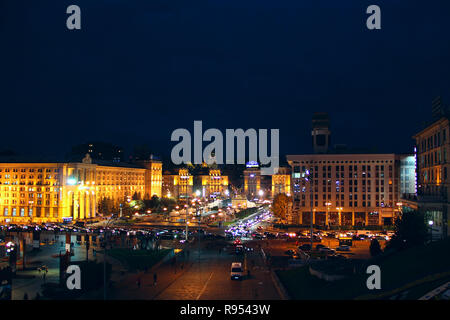 Panorama di Piazza Indipendenza a Kiev di notte. Luci della città di notte. Panorama della parte centrale di Kyiv illuminato da luci di notte. Kiev a n Foto Stock