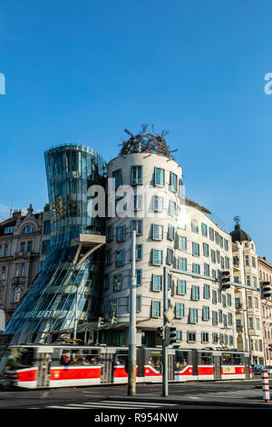 La Casa Danzante (edificio di Frank Gehry) e il tram, la città nuova di Praga, Repubblica Ceca Foto Stock