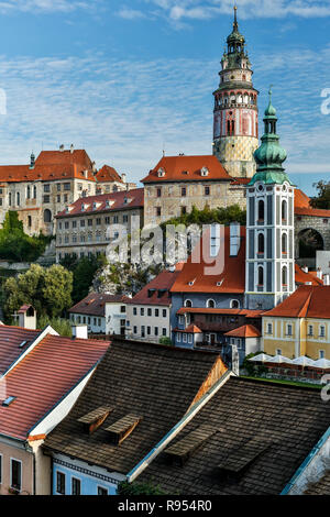 Il Castello di Krumlov (dotate di Round Tower), San Jost chiesa (torre campanaria sotto) e case, Cesky Krumlov, Repubblica Ceca Foto Stock