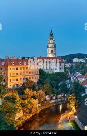 Il Castello di Krumlov (dotate di Round Tower) e Moldava (Moldau) River, Cesky Krumlov, Repubblica Ceca Foto Stock