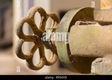 Volantino manuale in una valvola di controllo industriale valvola tubo Foto Stock