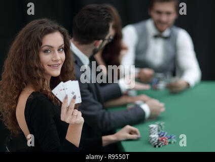 Bella donna che mostra una combinazione di quattro assi. Foto Stock
