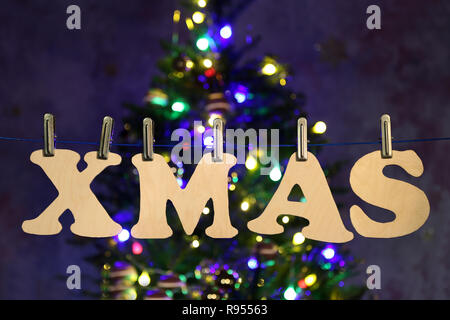 Xmas. Lettere di legno compensato appendere sul stendibiancheria. Foto Stock