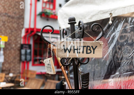 Legno segno di Whitby su appendiabiti Foto Stock