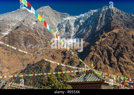 Bandiere di preghiera e le montagne della regione di Manaslu del Nepal Himalaya Foto Stock