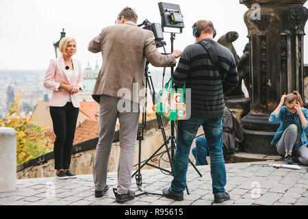 Praga, 28 Ottobre 2017: il team di operatori e giornalisti sparare relazione accanto al Castello di Praga. Foto Stock