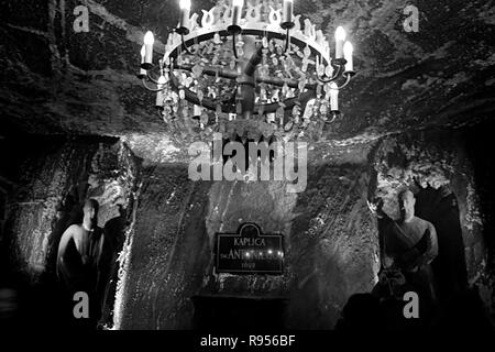 WIELICZKA, Polonia - 28 dicembre 2010: La Cappella di Sant Antonio nella miniera di sale di Wieliczka (XIII secolo), uno dei più antichi del mondo miniere di sale Foto Stock