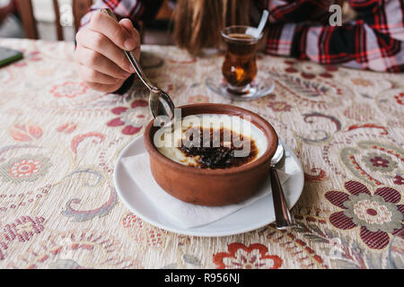 Close-up - La ragazza in cafe è un riso al forno dessert Foto Stock
