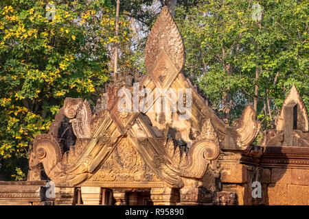 Cambogia, Banteay Seay - Marzo 2016 - Decorative architravi in rovine ricostruite di riccamente intagliato 10esimo secolo, sabbia rossa pietra, tempio dedicato a t Foto Stock