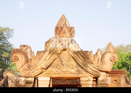 Cambogia, Banteay Seay - Marzo 2016 - Decorative architravi in rovine ricostruite di riccamente intagliato 10esimo secolo, sabbia rossa pietra, tempio dedicato a t Foto Stock