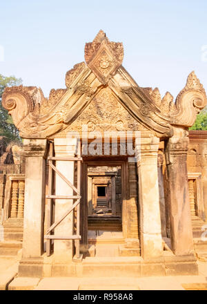 Cambogia, Banteay Seay - Marzo 2016 - Decorative architravi in rovine ricostruite di riccamente intagliato 10esimo secolo, sabbia rossa pietra, tempio dedicato a t Foto Stock