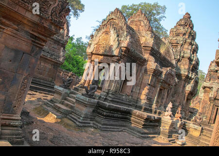 Cambogia, Banteay Seay - Marzo 2016 - rovine ricostruite di riccamente intagliato 10esimo secolo, sabbia rossa pietra, tempio dedicato al dio indù Shiva, ba Foto Stock