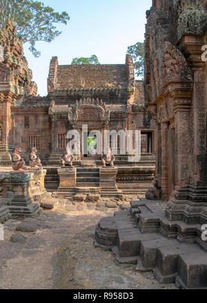 Cambogia, Banteay Seay - Marzo 2016 - rovine ricostruite di riccamente intagliato 10esimo secolo, sabbia rossa pietra, tempio dedicato al dio indù Shiva, ba Foto Stock