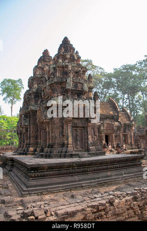 Cambogia, Banteay Seay - Marzo 2016 - rovine ricostruite di riccamente intagliato 10esimo secolo, sabbia rossa pietra, tempio dedicato al dio indù Shiva, ba Foto Stock
