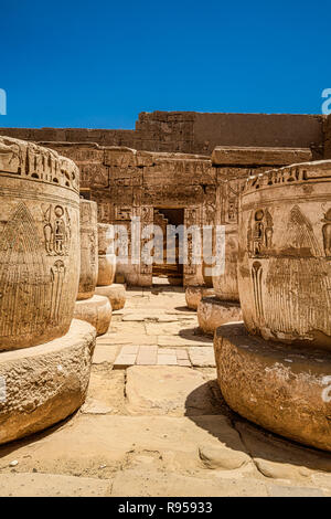 Tempio di Ramses III a Madinat Habu - geroglifici su colonne rotto nel terzo cortile Foto Stock