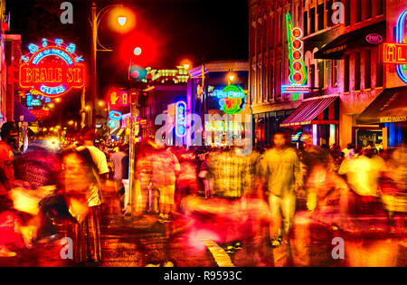 Luci al neon si illuminano di Beale Street, Sett. 5, 2015, a Memphis, Tennessee. La street dispone di 1.8 miglia di ristoranti, nightclub e bar blues. Foto Stock