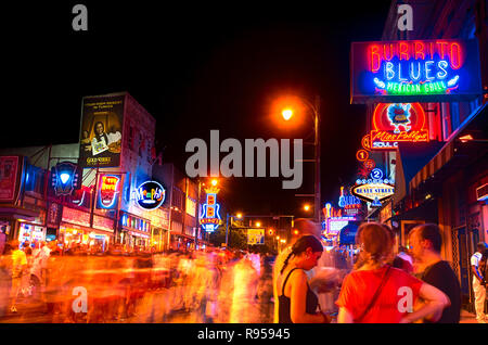 Luci al neon si illuminano di Beale Street, Sett. 5, 2015, a Memphis, Tennessee. La street dispone di 1.8 miglia di ristoranti, nightclub e bar blues. Foto Stock