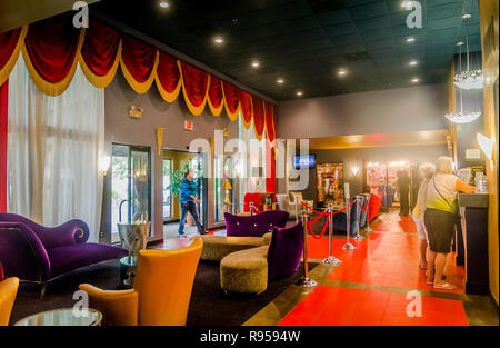 Gli ospiti entrano nella lobby del Heartbreak Hotel su Elvis Presley Boulevard a Memphis, Tennessee, Sett. 4, 2015. Foto Stock