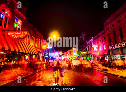 Luci al neon si illuminano di Beale Street, Sett. 5, 2015, a Memphis, Tennessee. La street dispone di 1.8 miglia di ristoranti, nightclub e bar blues. Foto Stock