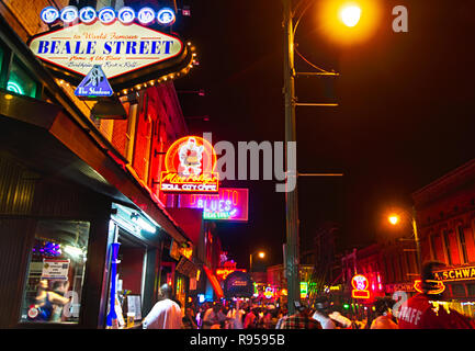 Luci al neon si illuminano di Beale Street, Sett. 5, 2015, a Memphis, Tennessee. La street dispone di 1.8 miglia di ristoranti, nightclub e bar blues. Foto Stock