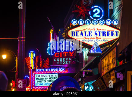 Luci al neon si illuminano di Beale Street, Sett. 5, 2015, a Memphis, Tennessee. La street dispone di 1.8 miglia di ristoranti, nightclub e bar blues. Foto Stock